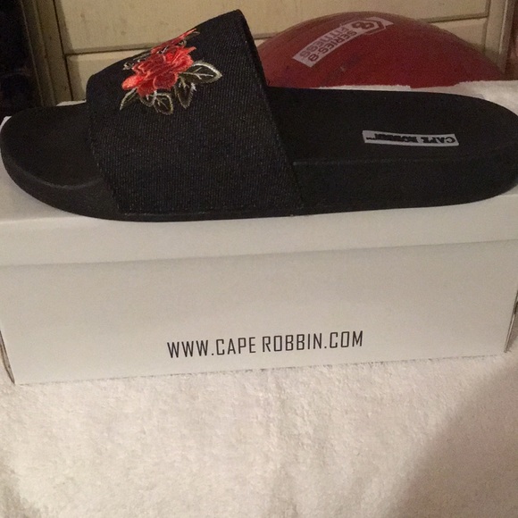 Cape Robbin Shoes - 🌵🌹 gorgeous slides NWT w/ Rose on shoes Red